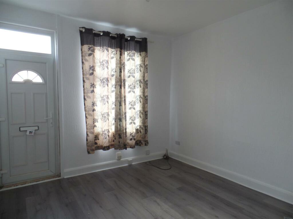 127 Richmond St Front Lounge.jpg