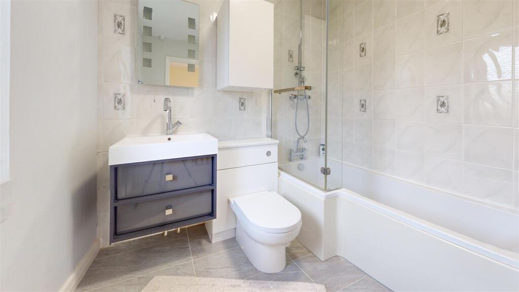 Bathroom (2).jpg