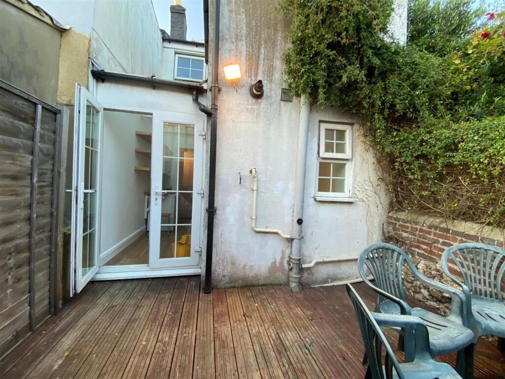 4 Kingsbury St patio4.jpeg