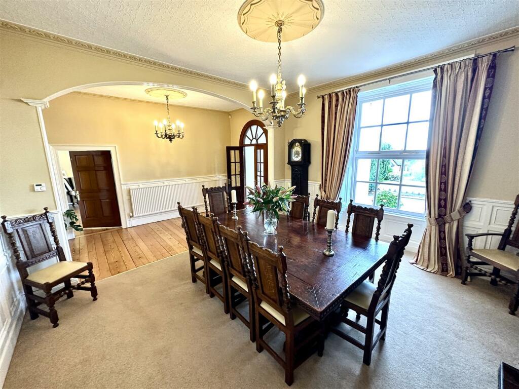 DINING ROOM.jpeg