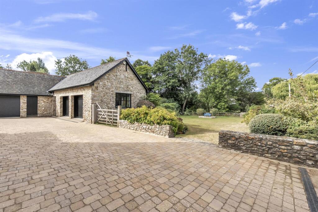 Side access into garden