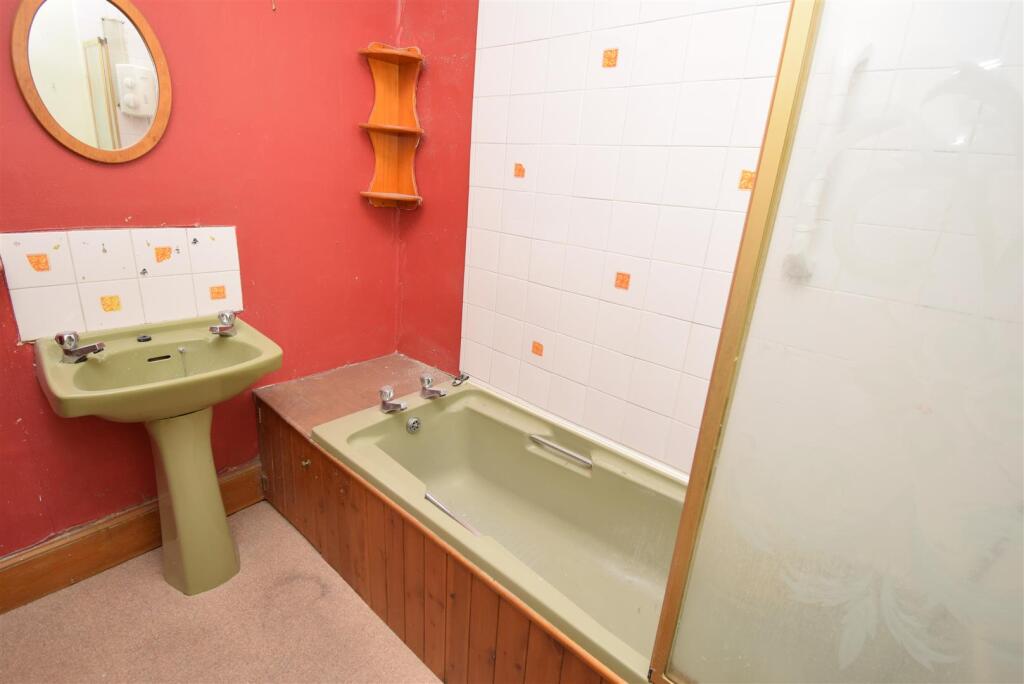 BATHROOM (2).JPG