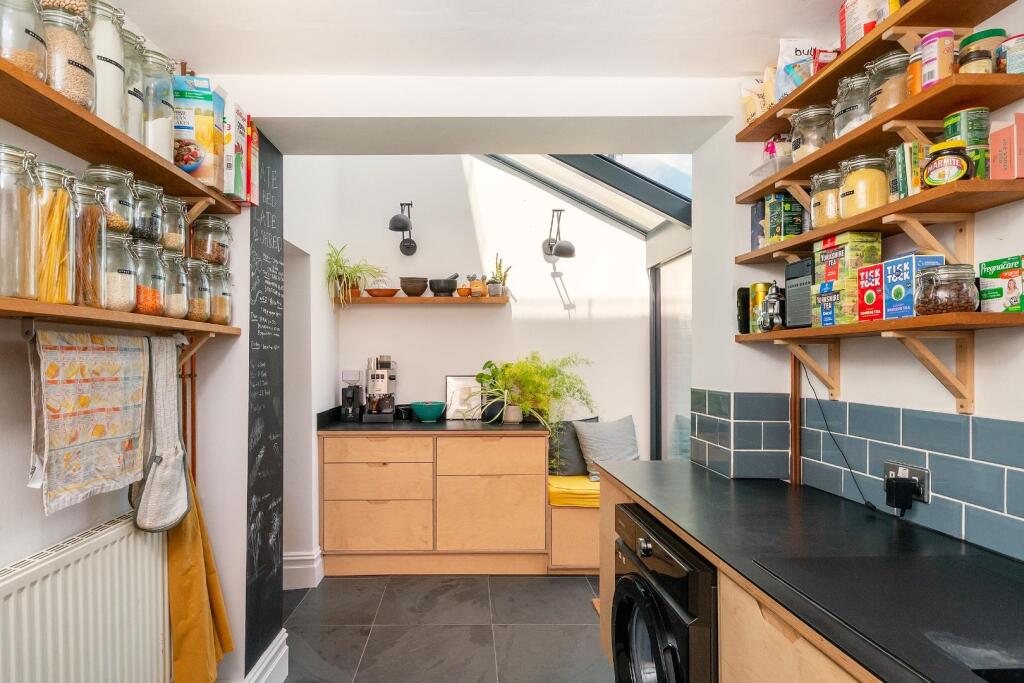 0W5AMR - Kitchen D.jpg