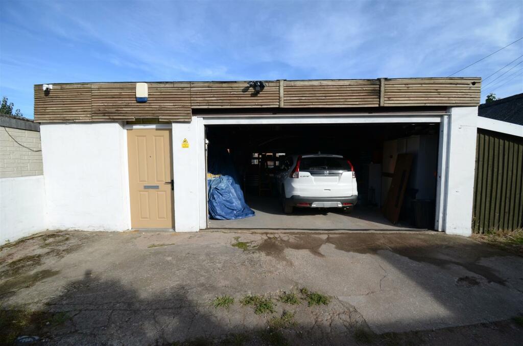 GARAGE &amp; WORKSHOP