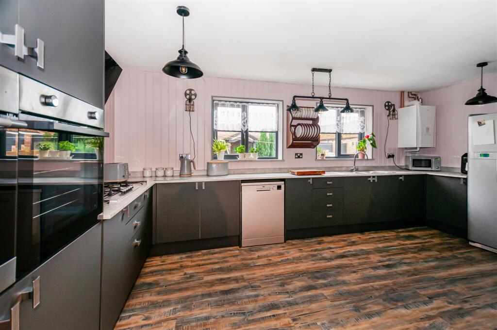 KITCHEN/BREAKFAST ROOM