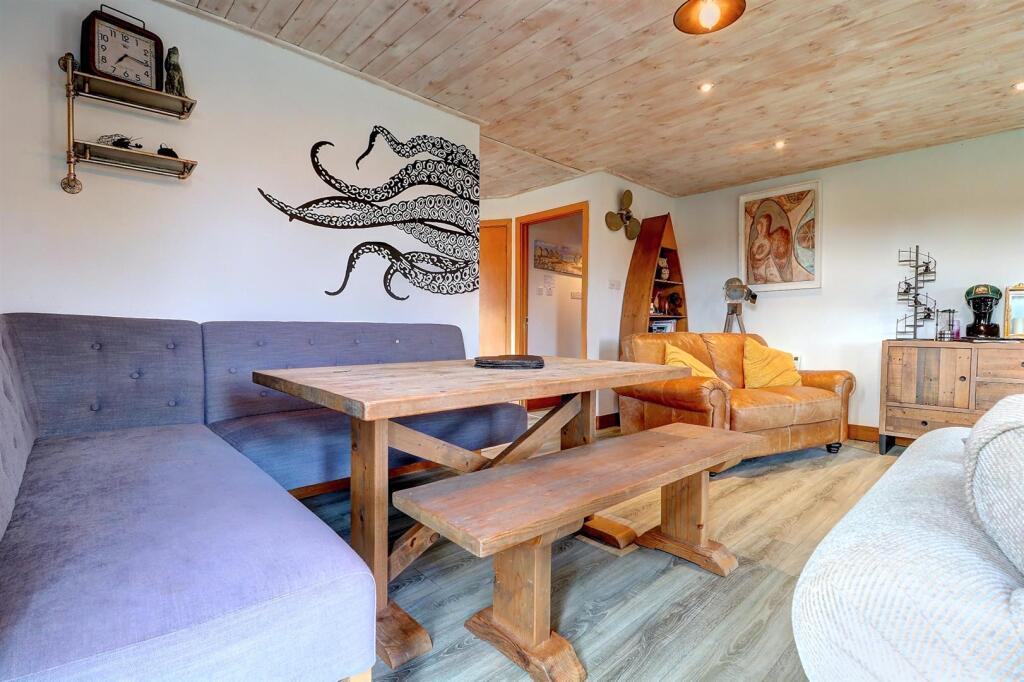 Lounge .4.jpg