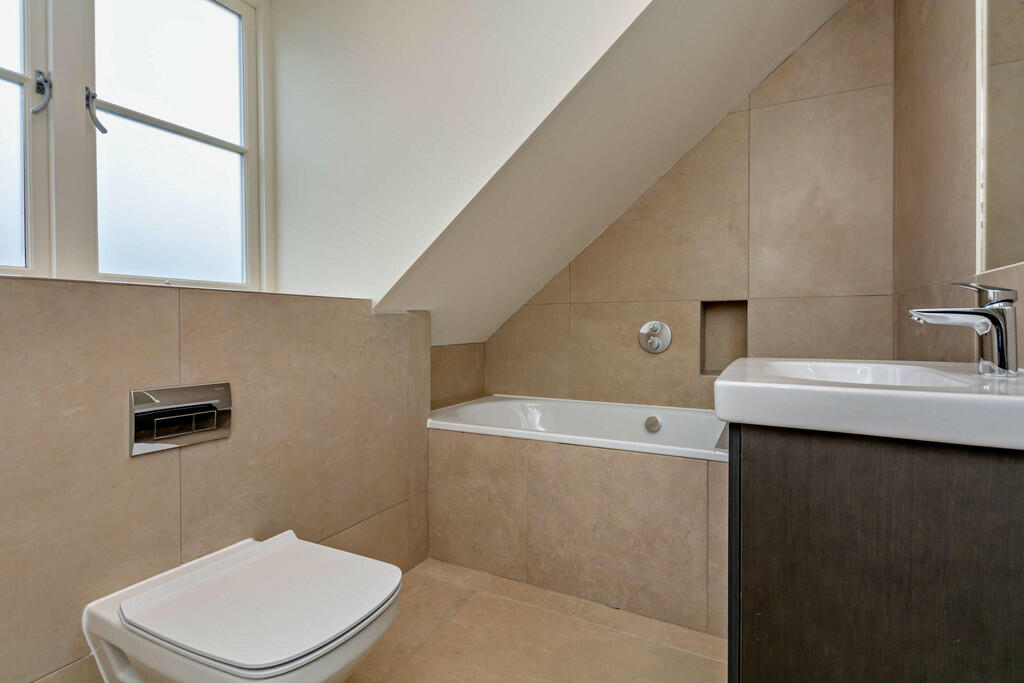 8592195-interior0...