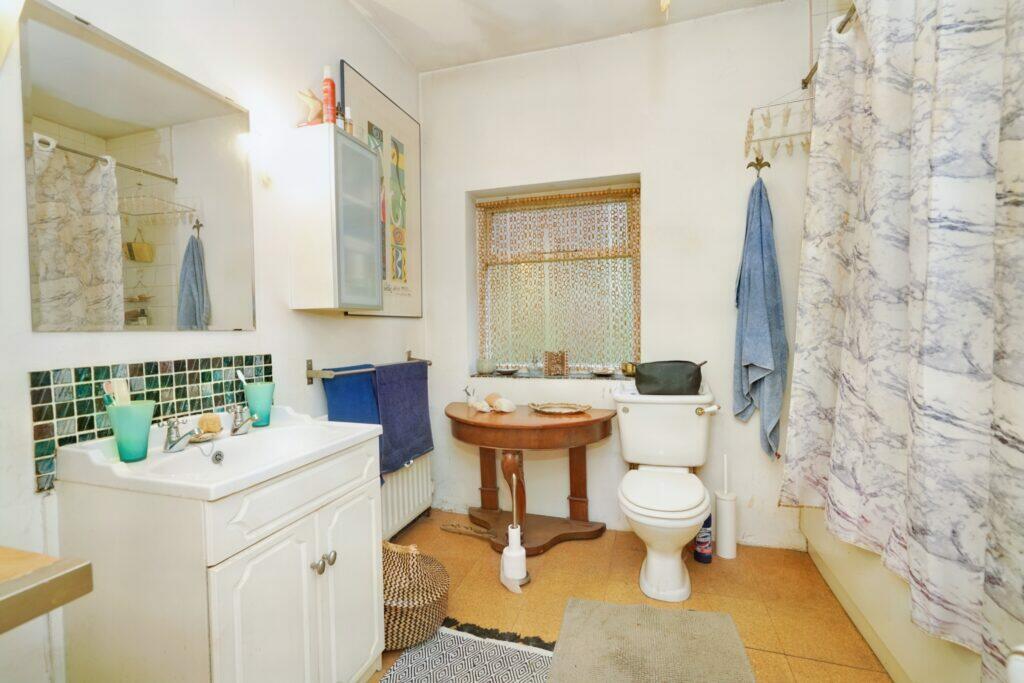67 Lees Road - Bathroom