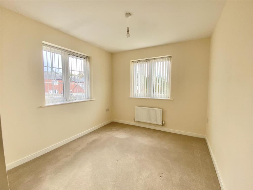 8 Roberts Way-15.jpg