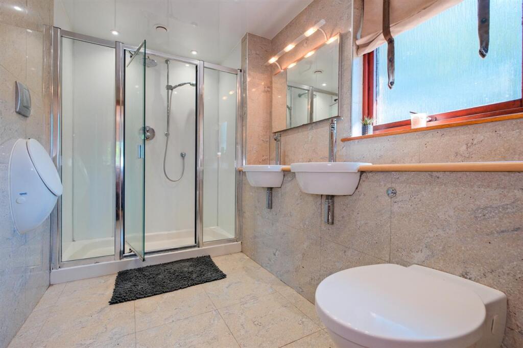 Main Ensuite