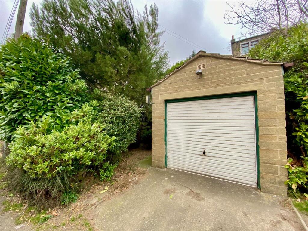 rear garage and plot to side which could make anot