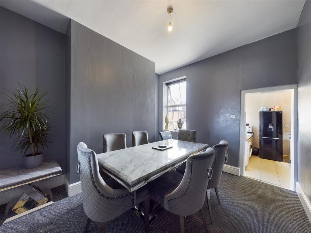 Dining room: