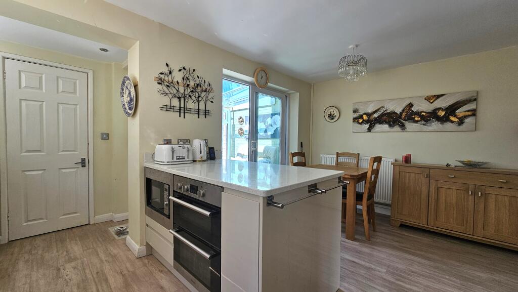 Kitchen / dining room