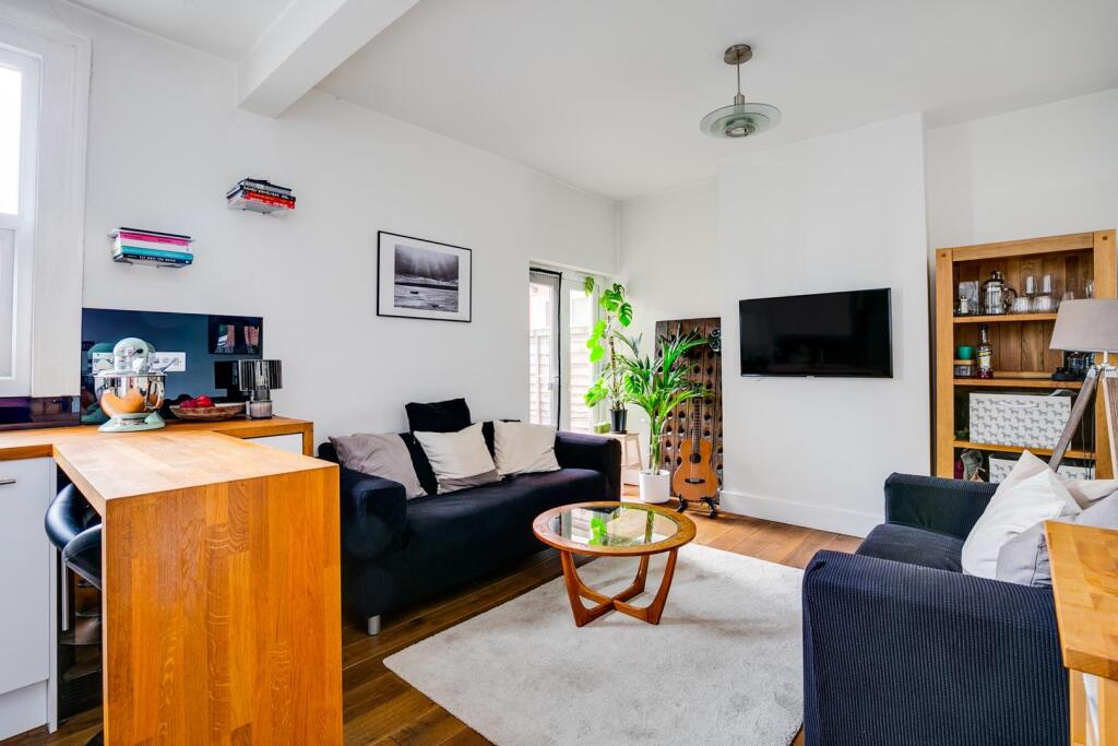 Kent Road, Chiswick Park, W4