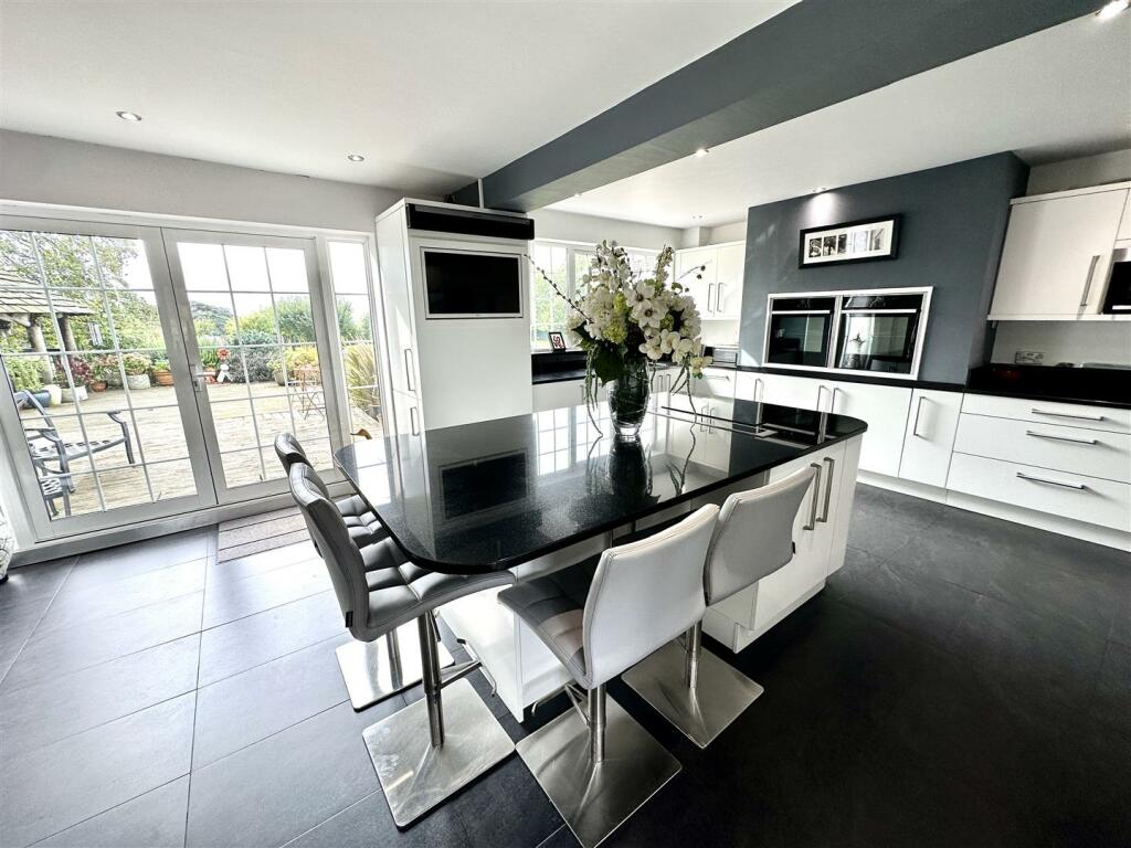 KITCHEN/FAMILY ROOM