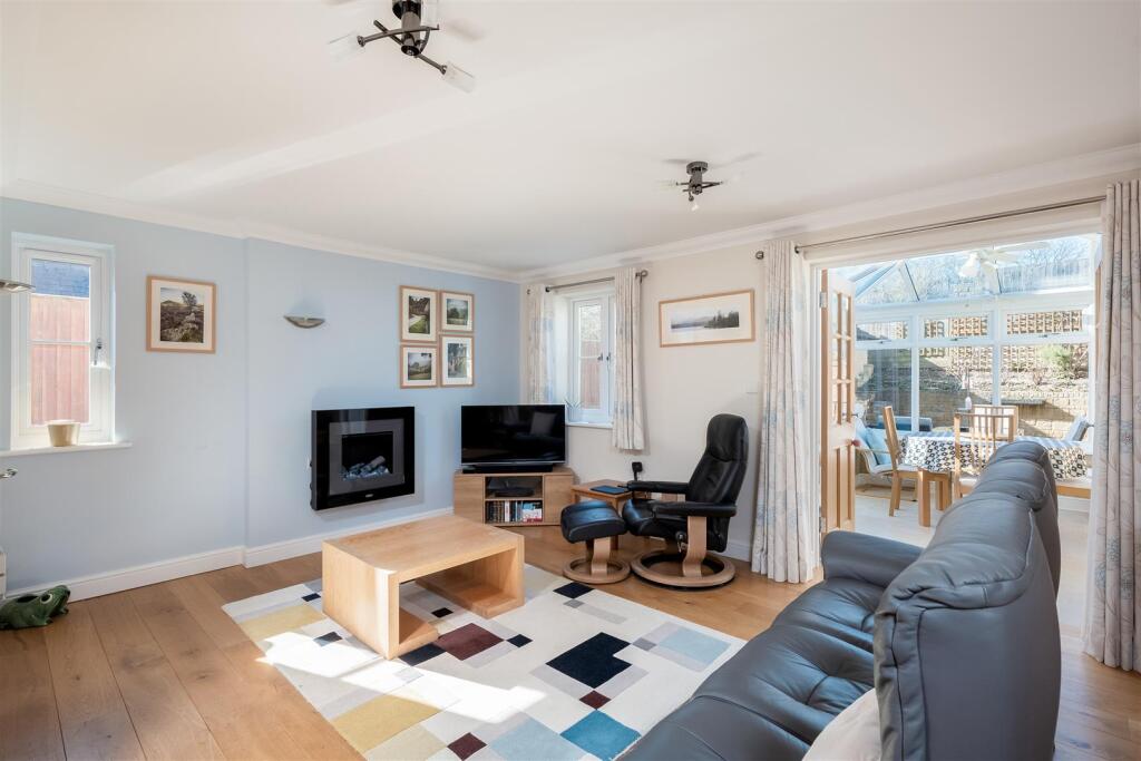 8 Foxfield Court-2.jpg