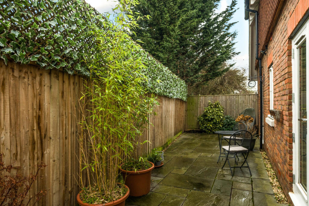 1395902-4-695f808...