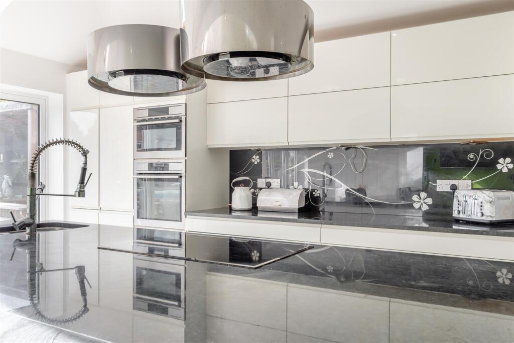 8608373-interior18.jpg