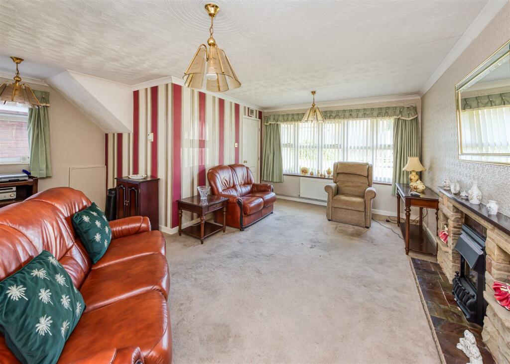 20 Chestnut Drive-lounge3.jpg