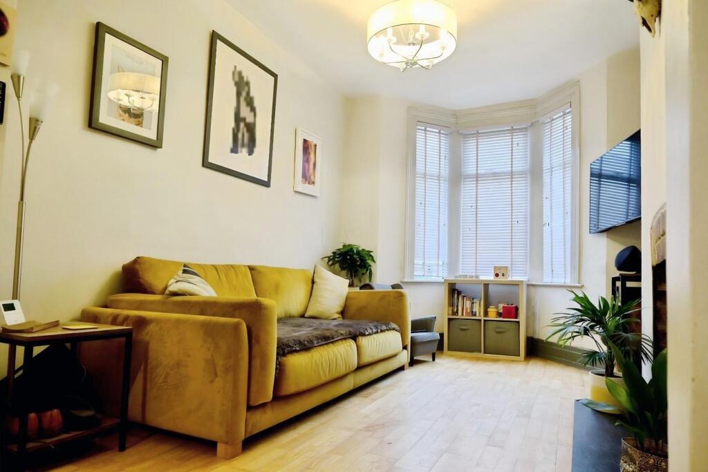 7daac9b1-Living 20Room 205.JPG