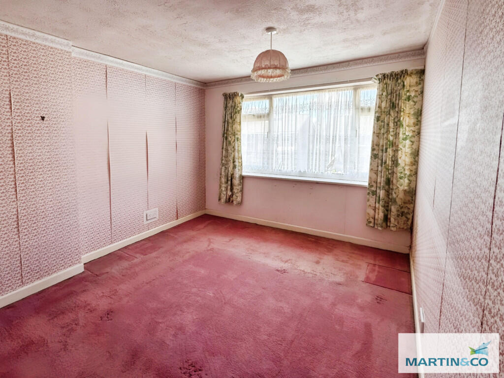 04107154-bedroom