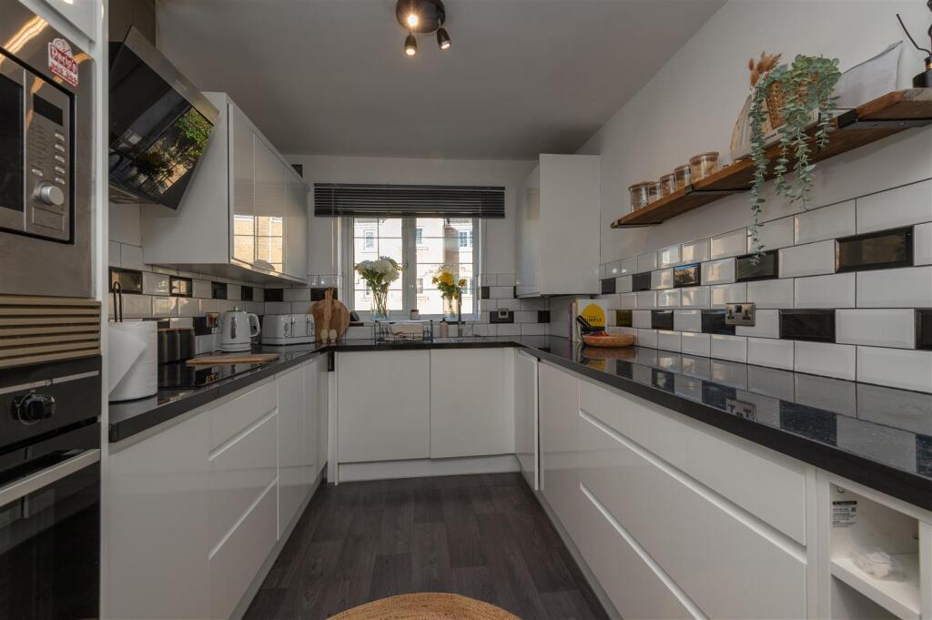 18 - 3 Rosevale View HX6 2DW.jpg