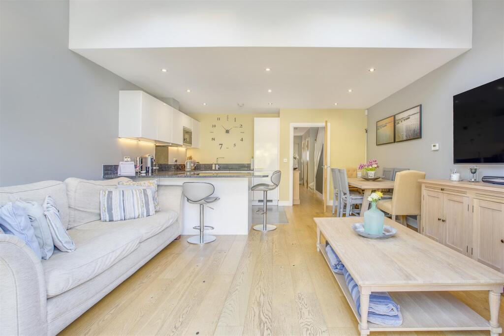 45 Greenwich Drive, HP11 1GT-10.jpg