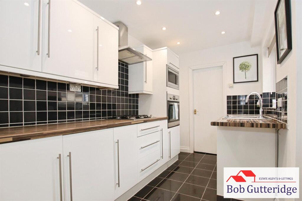 LUXURY FITTED KITCHEN