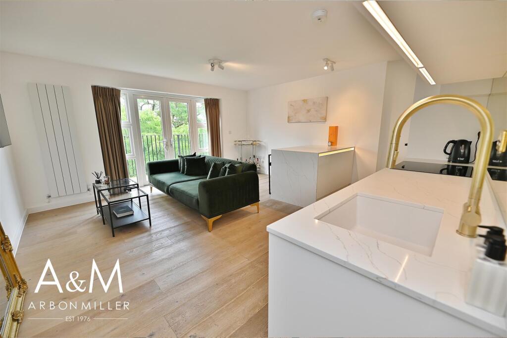 OPEN PLAN LOUNGE/KITCHEN