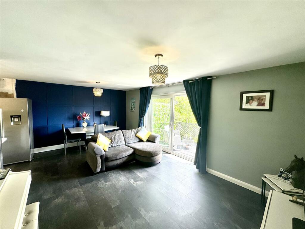 LIVING/DINING ROOM