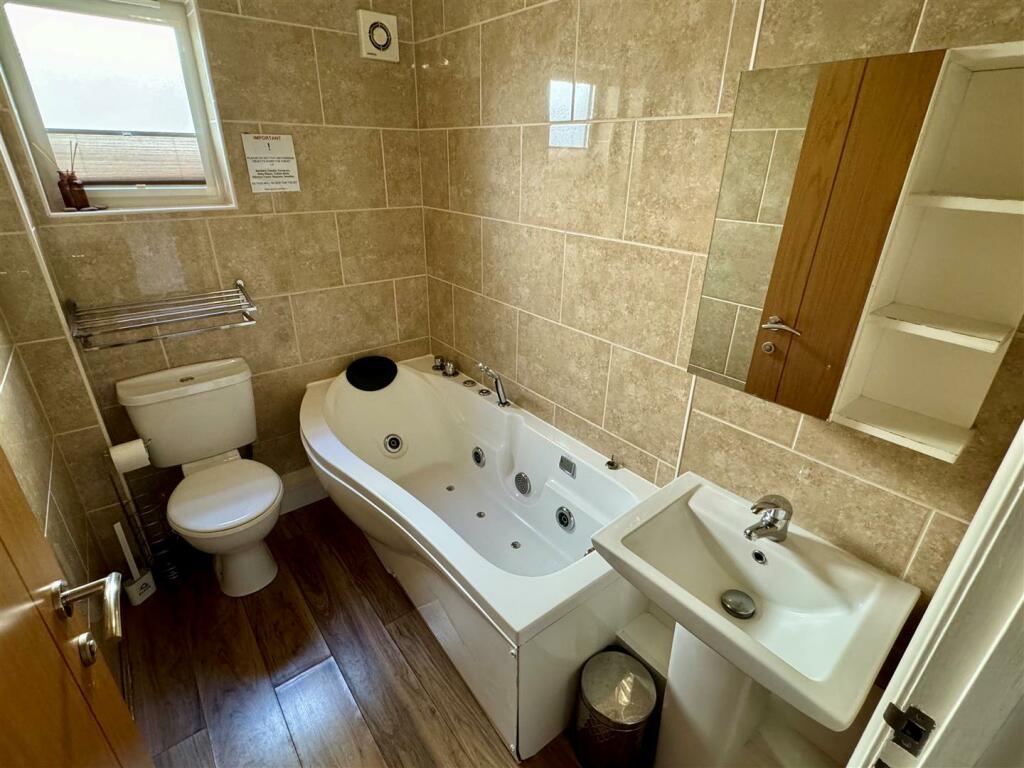 1 Whickham Court Bathroom