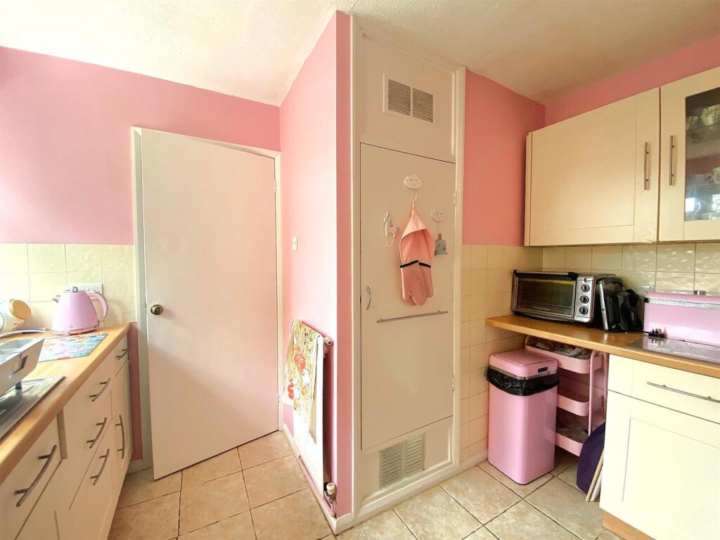 60 Gwyneth Grove - Kitchen3.jpg