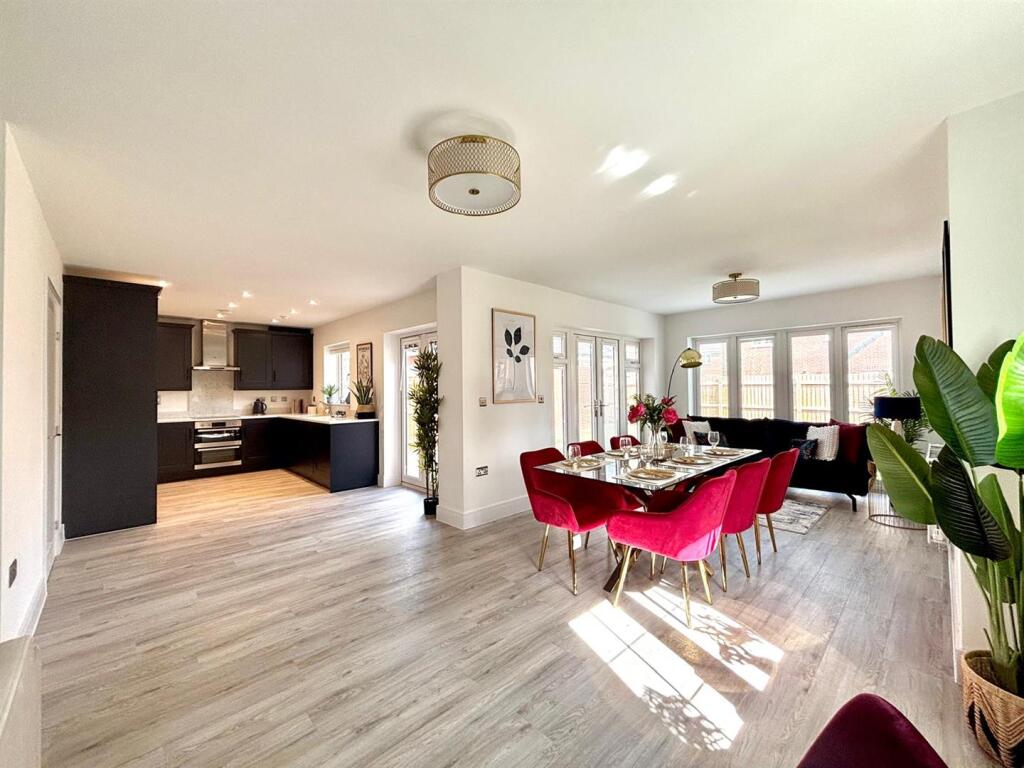 WhatsApp Image 2025-09-09 at 16.00.35_36508a6d.jpg