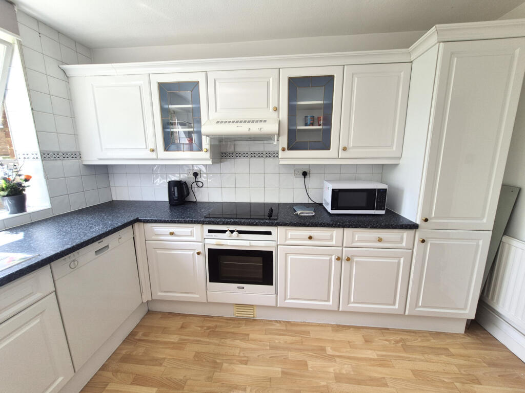 3 bedroom flat with parking in Hendon