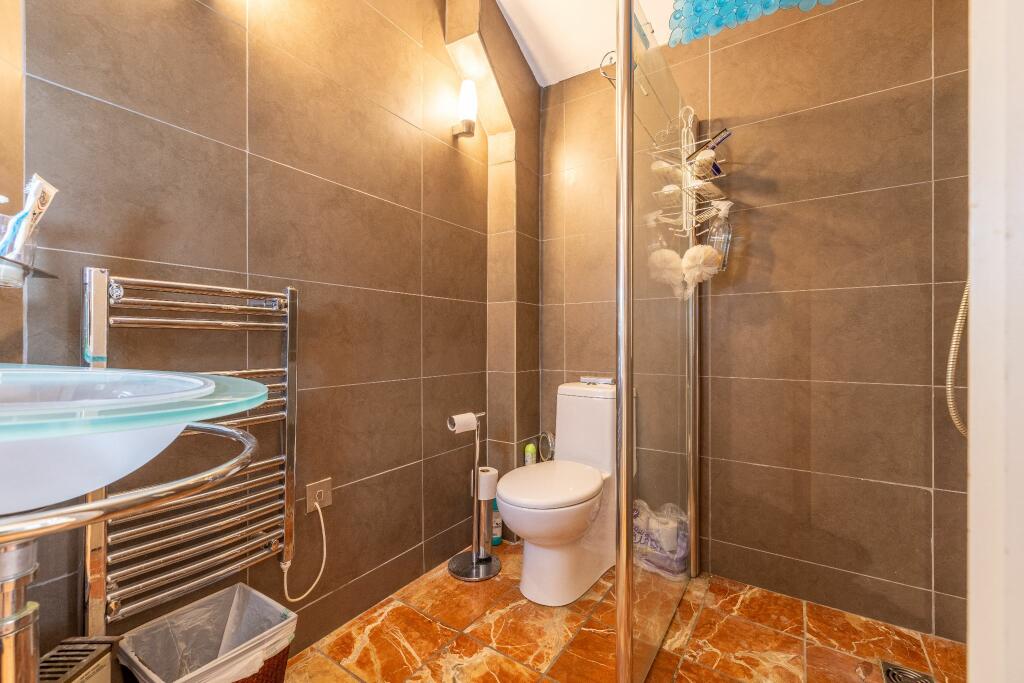 Ensuite for bedroom 2