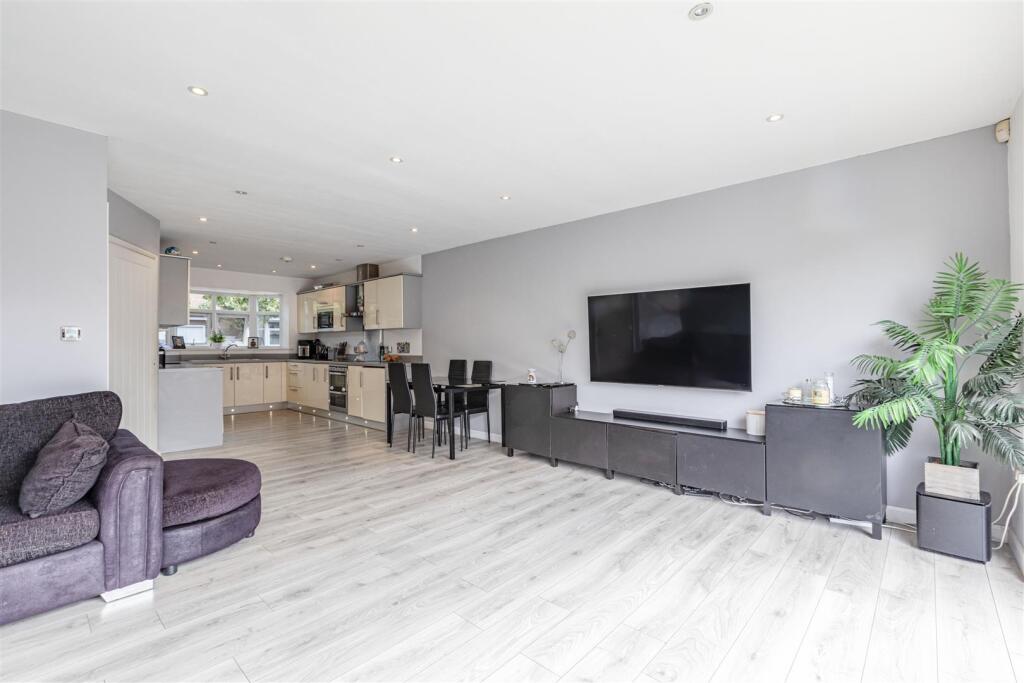 1 Park Close Byfleet KT14 7FH - 8.jpg