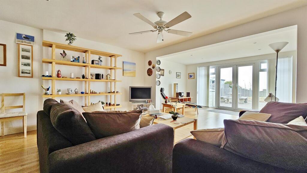 Lounge/Diner Area