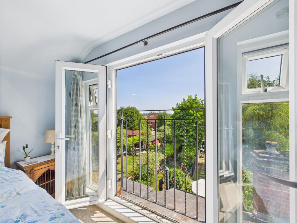 CAM01354G0-PR0572-STILL014