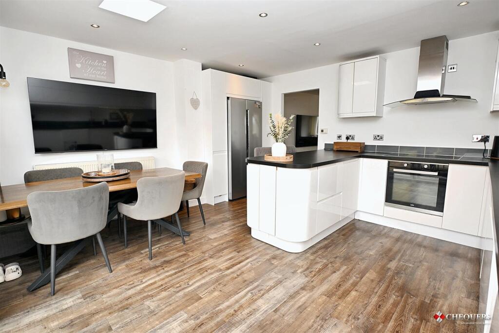 Kitchen/ dining room hub