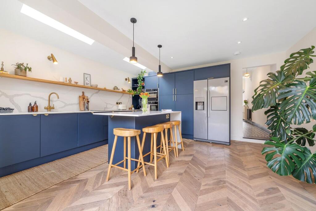 Kitchen (3).JPG