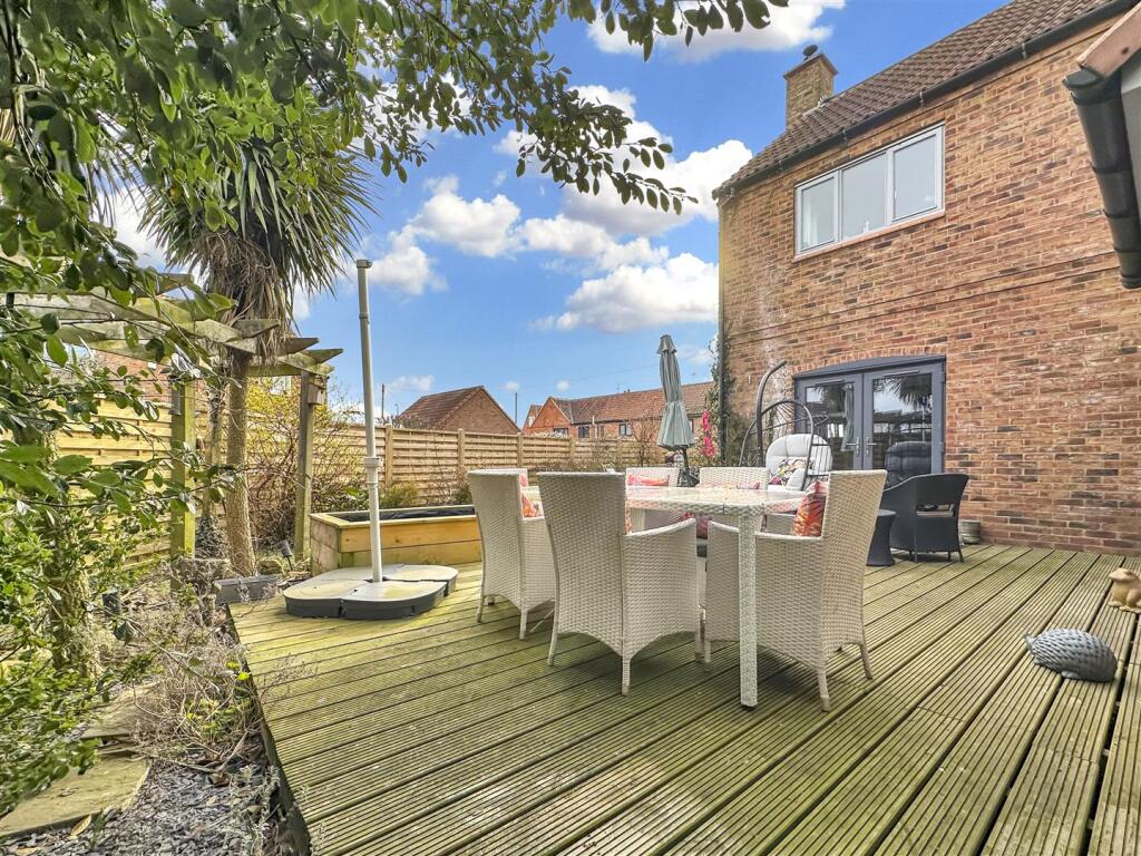 Decked Outdoor Entertainment Space 048