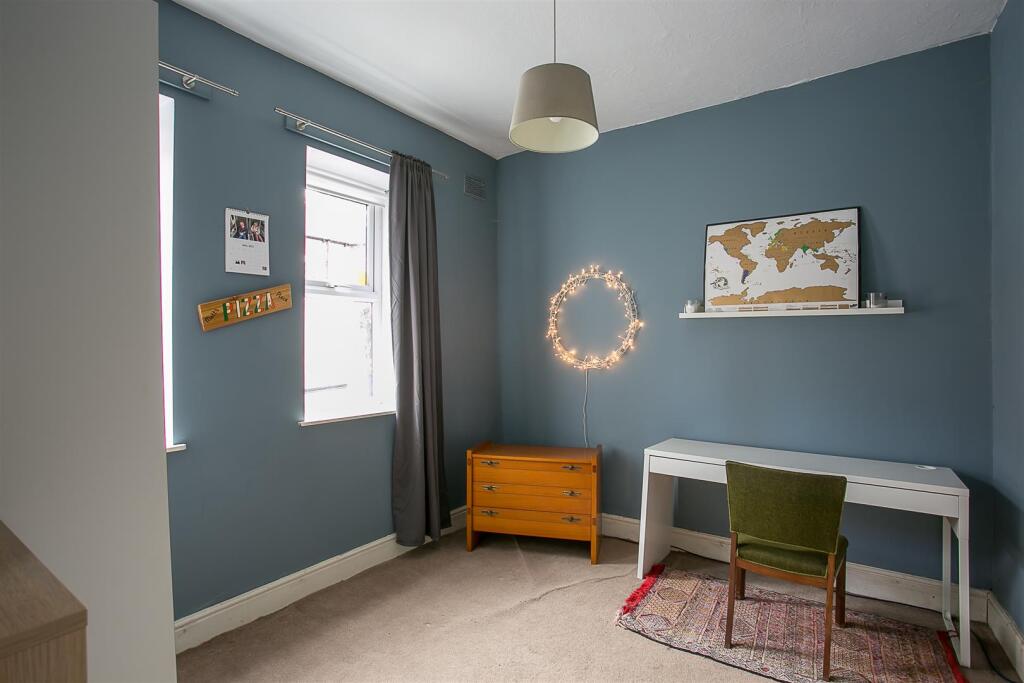 Bedroom/ Study
