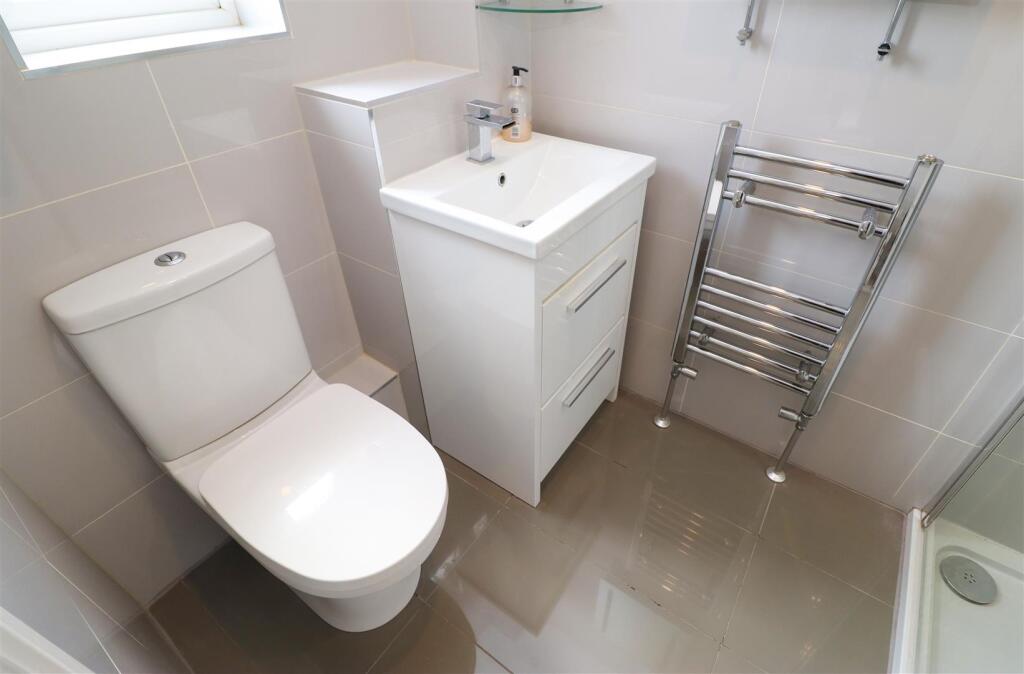 En Suite (Bedroom 1)