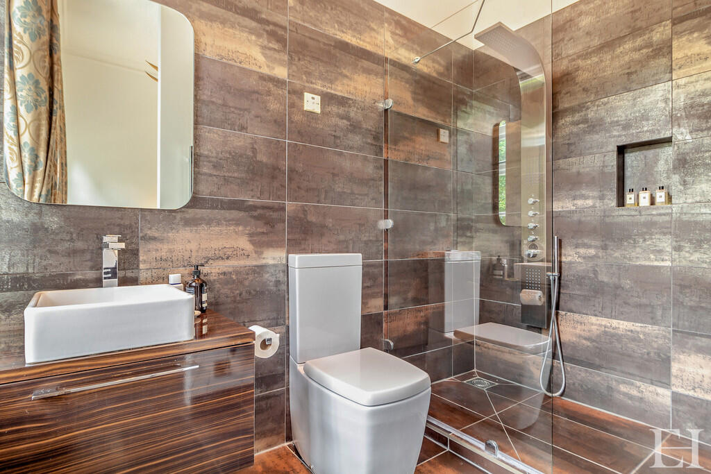 8605532-interiorW...