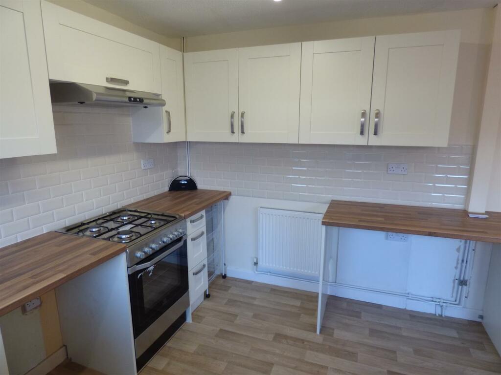 Kitchen (2).JPG