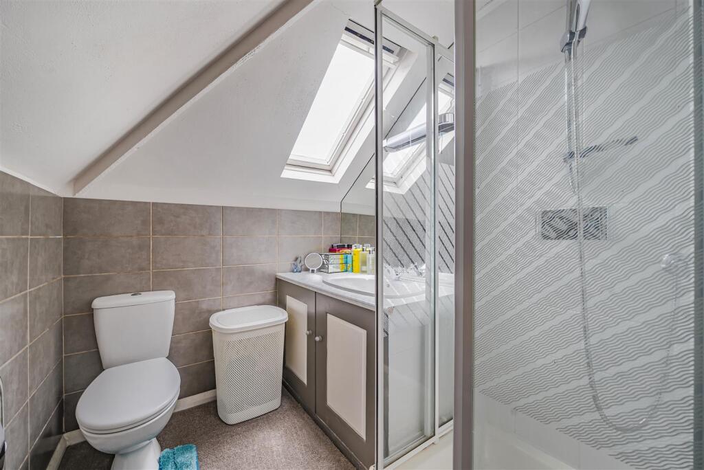 En Suite Shower Room: