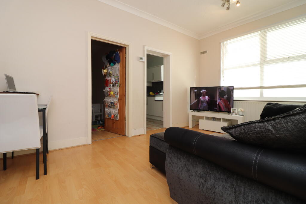 ADDITIONAL PHOTO OF LOUNGE / DINER