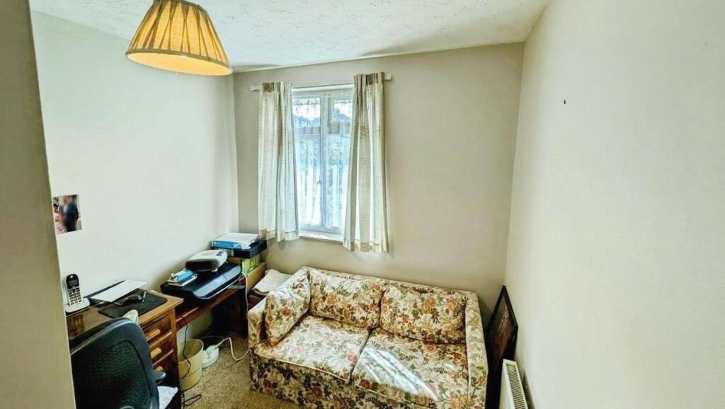 2 Tyndale Ave bed 3.jpg