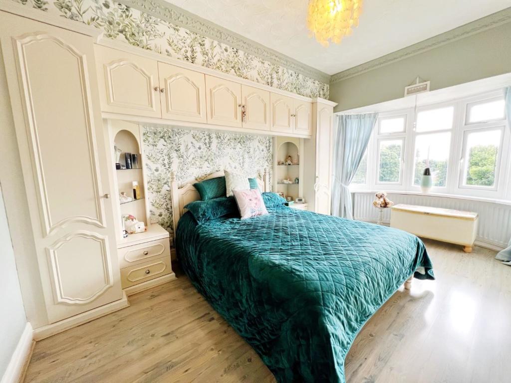 Bedroom 1 pic 1.jpg