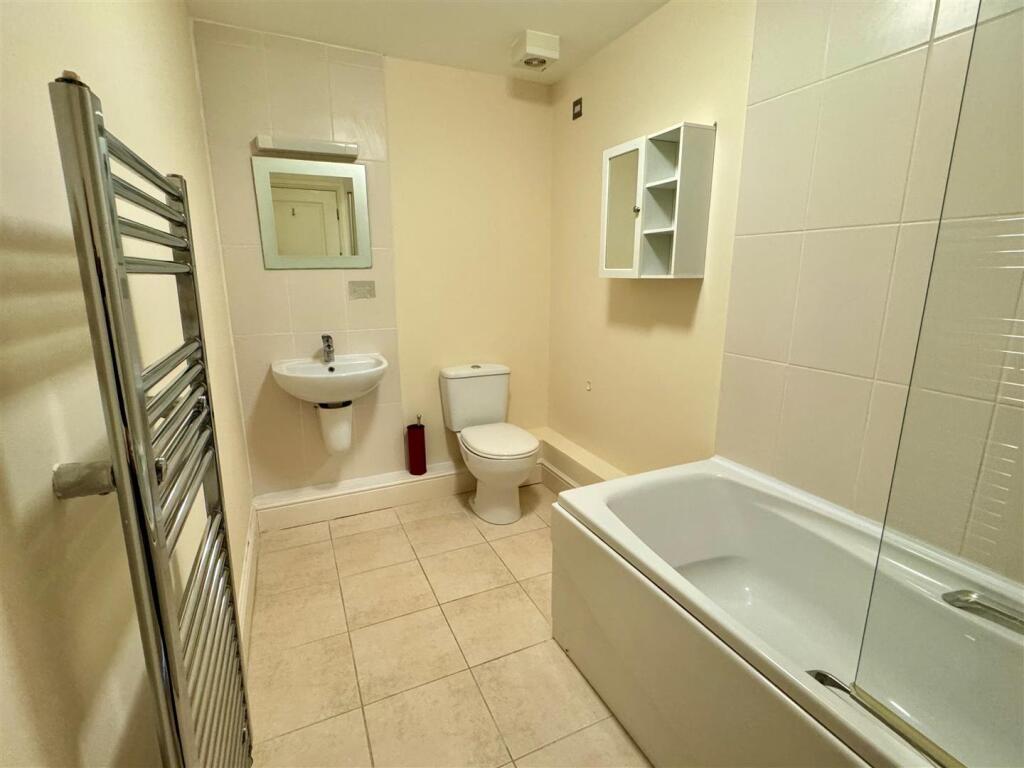 15 Longshore Apartments En Suite Bathroom